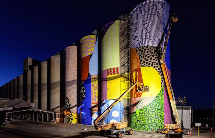 Painting on Western Australia Grain Silos