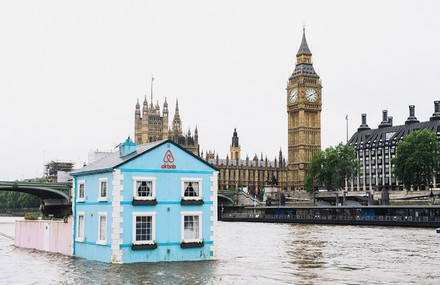 Airbnb Floating House on the Thames River
