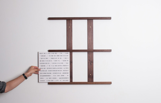Ingenious Frame for Vinyls