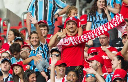“Side by Side” action promotes the end of violence between two of the biggest rivals in South American soccer