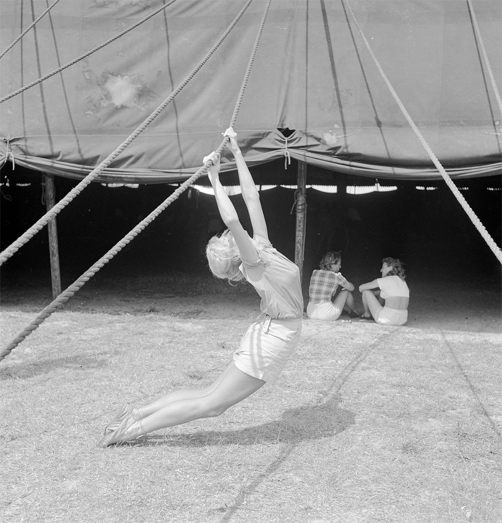 VintagePhotographsofCircusGirls3