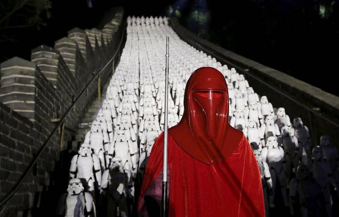 500 Replicas of Stormtroopers on The Great Wall Of China