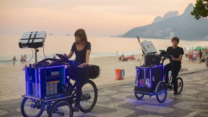 Audiovisual Tricycles Projecting Animations in Rio Janeiro Streets