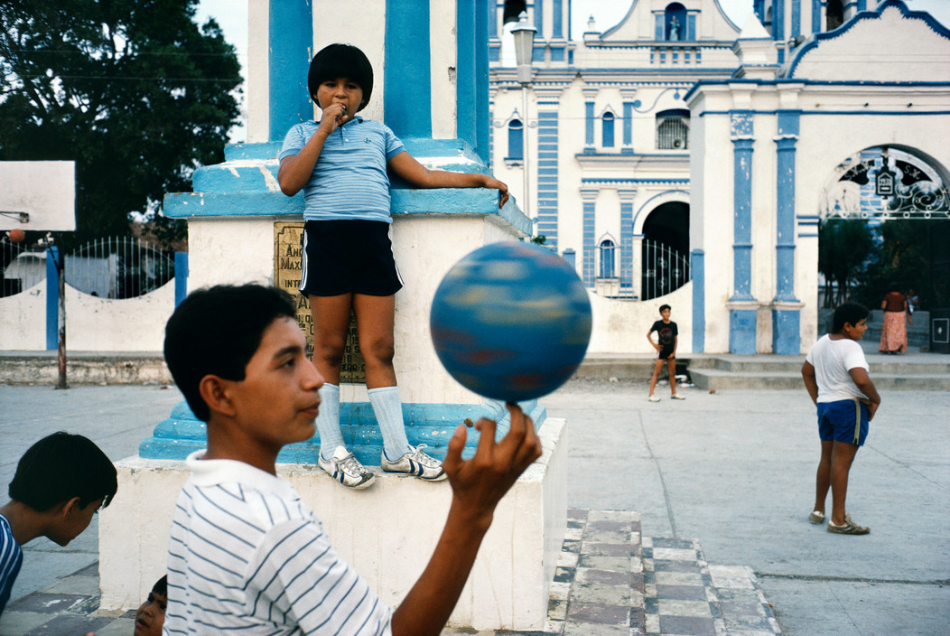 MEXICO. Oaxaca state. Tehuantepec. 1985. Children playing in a courtyard.