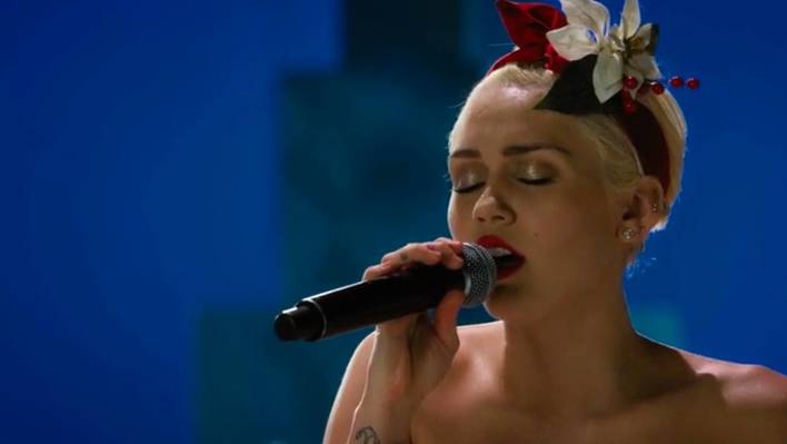 Miley Cyrus Singing ‘Silent Night’ in Bill Murray’s Special