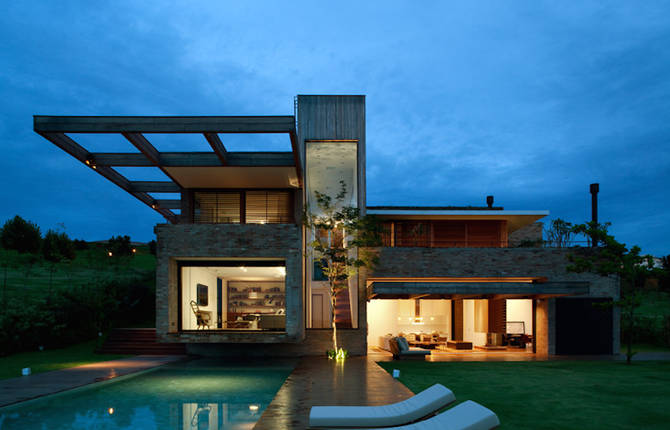 Innovative Brazilian Country House in a Steep Plot