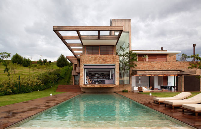 Innovative Brazilian Country House in a Steep Plot