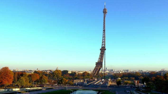 Paris turned into an Empty Movie Set