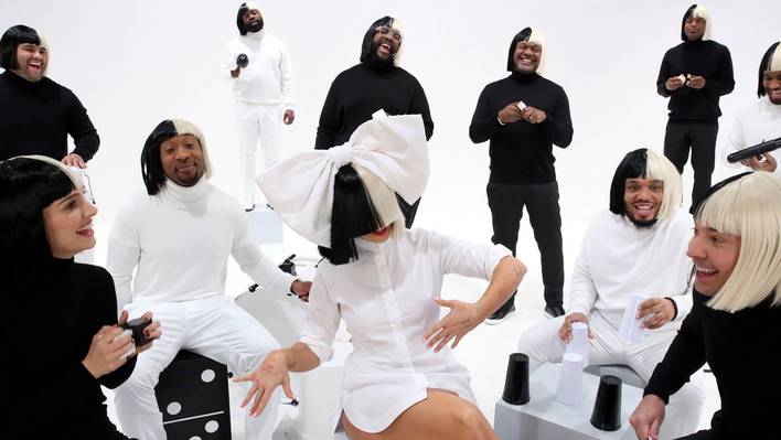 Natalie Portman, Sia, Jimmy Fallon & The Roots Sing « Iko Iko »