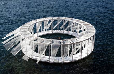 Floating Pavillon to Rest in the Middle of the Sea