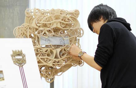 A Mechanical Clock Re-Writes the Time Every Minute