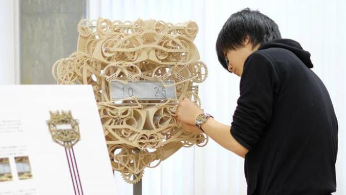 A Mechanical Clock Re-Writes the Time Every Minute