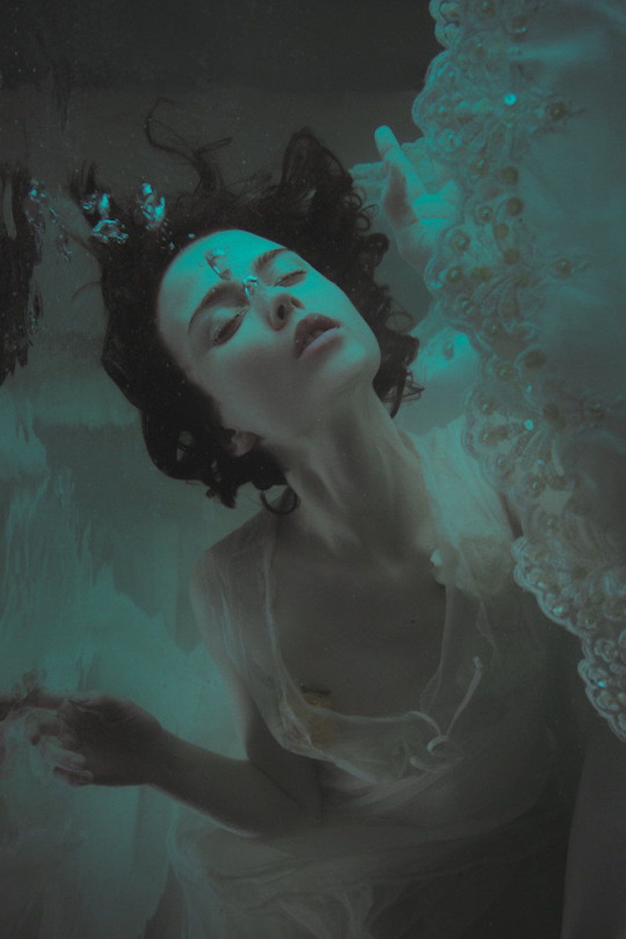 Саша токсик фотограф аудиокнига. Mira Nedyalkova. "Silent Hedges" by Mira Nedyalkova, 2017. Фото фей Эстетика. Woman Underwater.