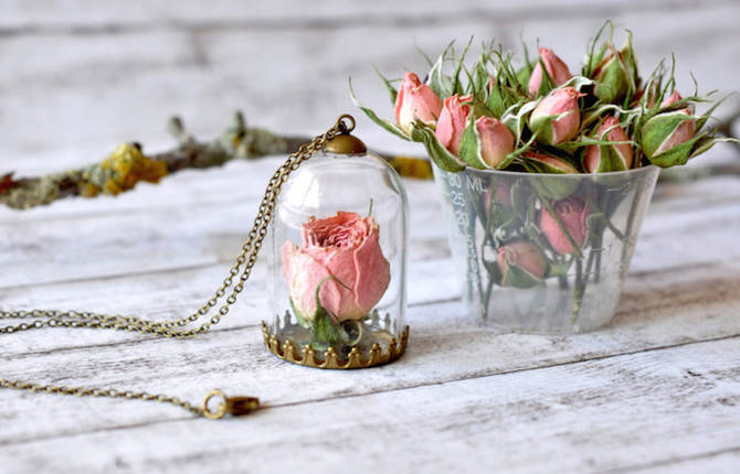 Delicate Necklaces Preserving Flowers in Their Pendants