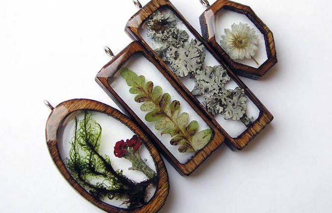 Wooden Necklaces Integrating Real Flowers