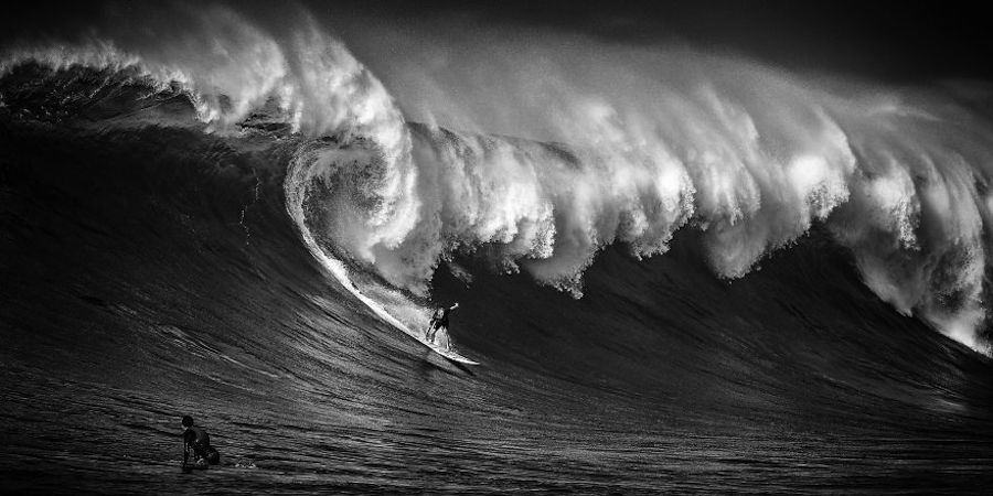 Captivating Black and White Pictures of Surfers10