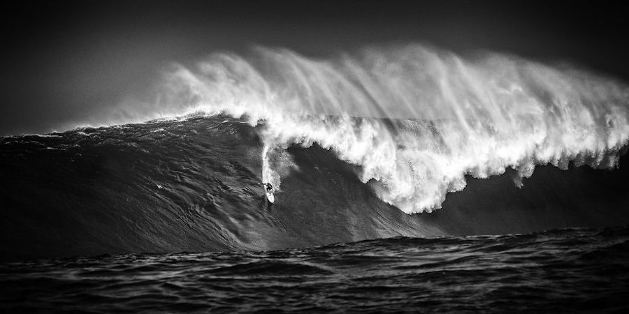 Captivating Black and White Pictures of Surfers11
