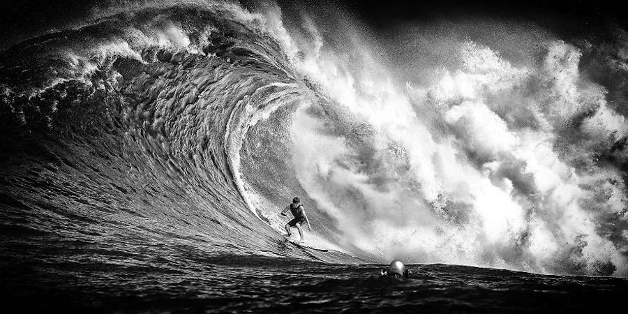 Captivating Black and White Pictures of Surfers12