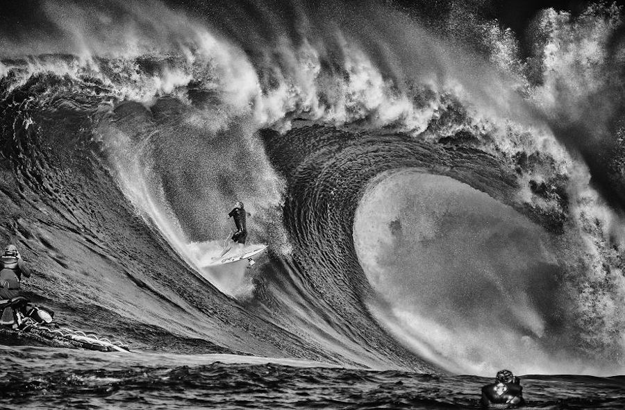 Captivating Black and White Pictures of Surfers15