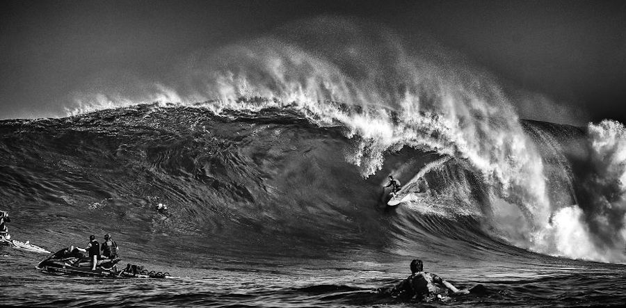 Captivating Black and White Pictures of Surfers17