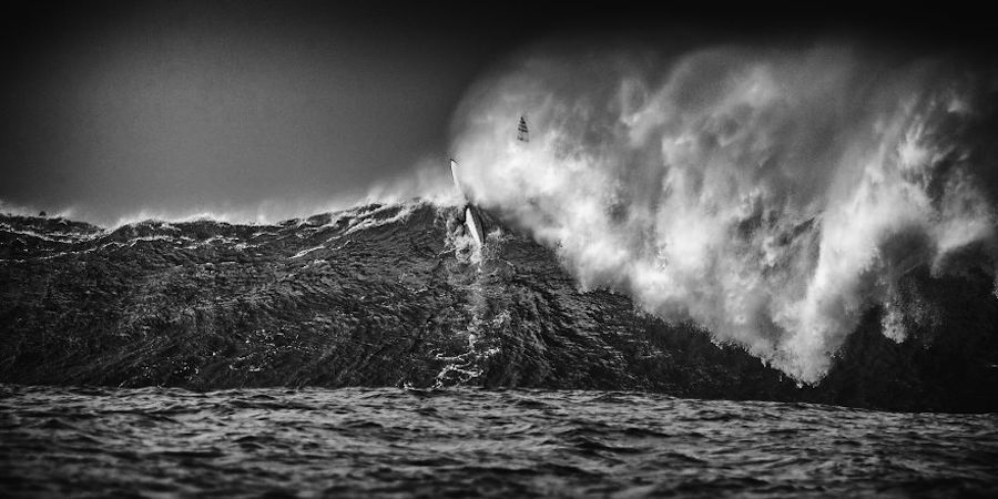 Captivating Black and White Pictures of Surfers19