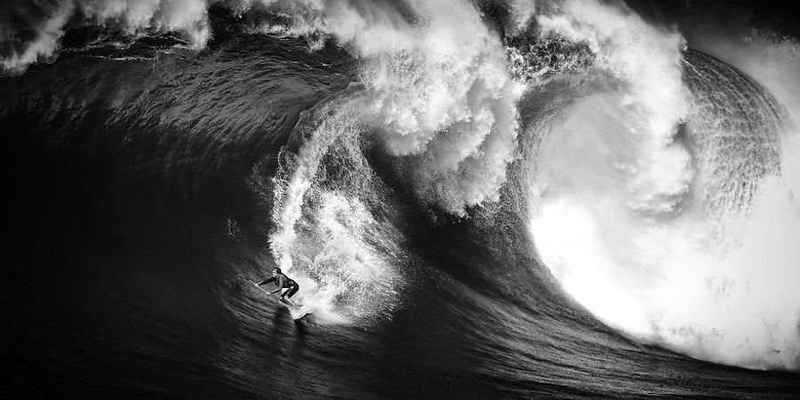 Captivating Black and White Pictures of Surfers3