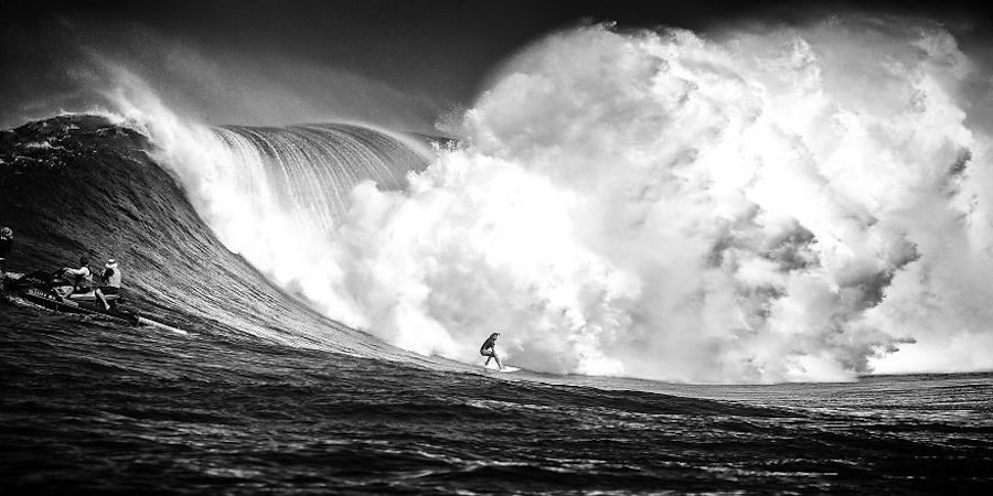 Captivating Black and White Pictures of Surfers4