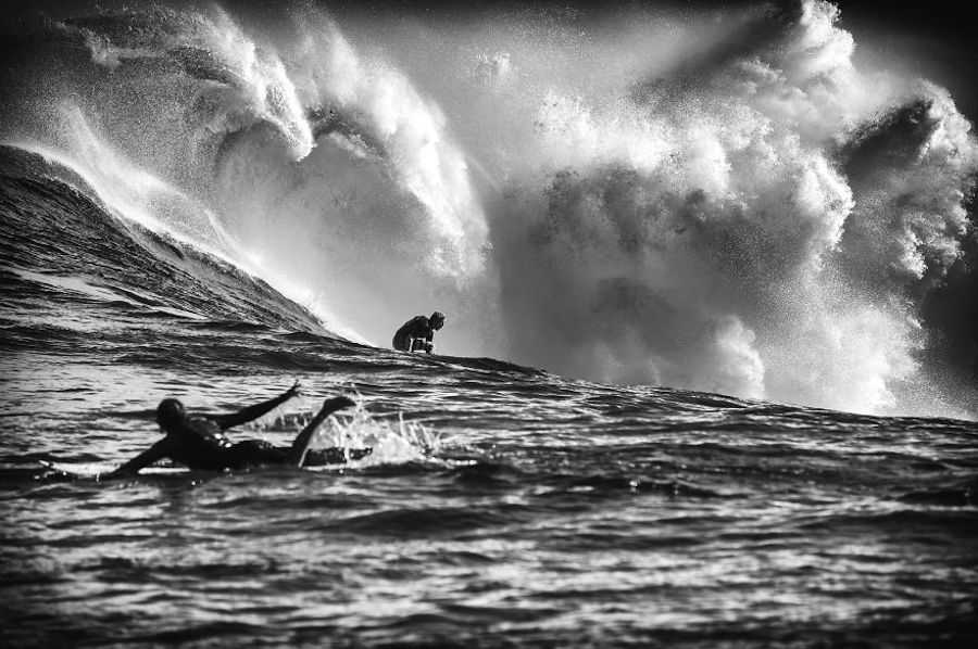 Captivating Black and White Pictures of Surfers5