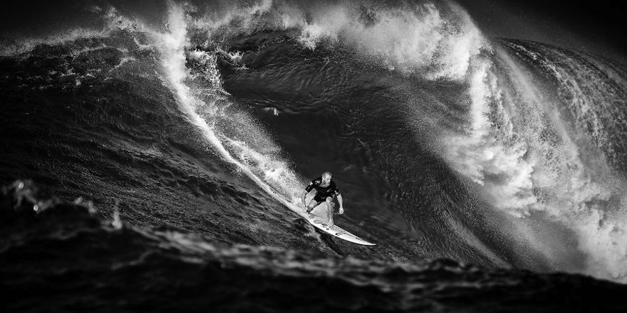 Captivating Black and White Pictures of Surfers6