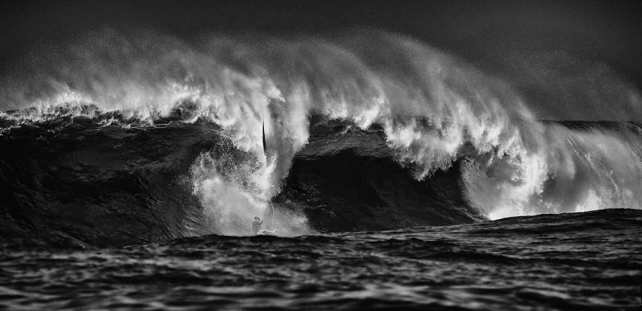 Captivating Black and White Pictures of Surfers9