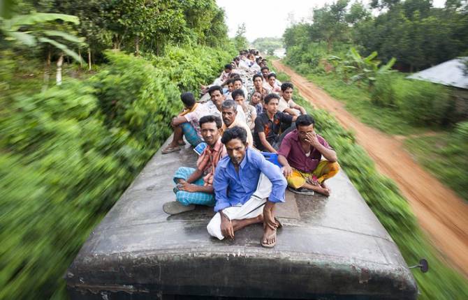 Dangerous Travel on Train Tops of Workers in Bangladesh