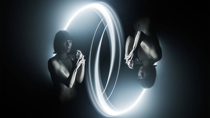 Beautiful Light Painting with Bodies Through a 360° Stop-Motion