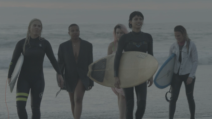 Skater & Surfer Girls Wandering in Los Angeles for Las Aves New Music Video