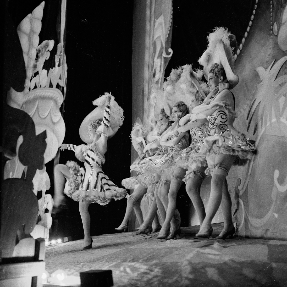 Variety show of the Folies-Bergere. Paris, about 1