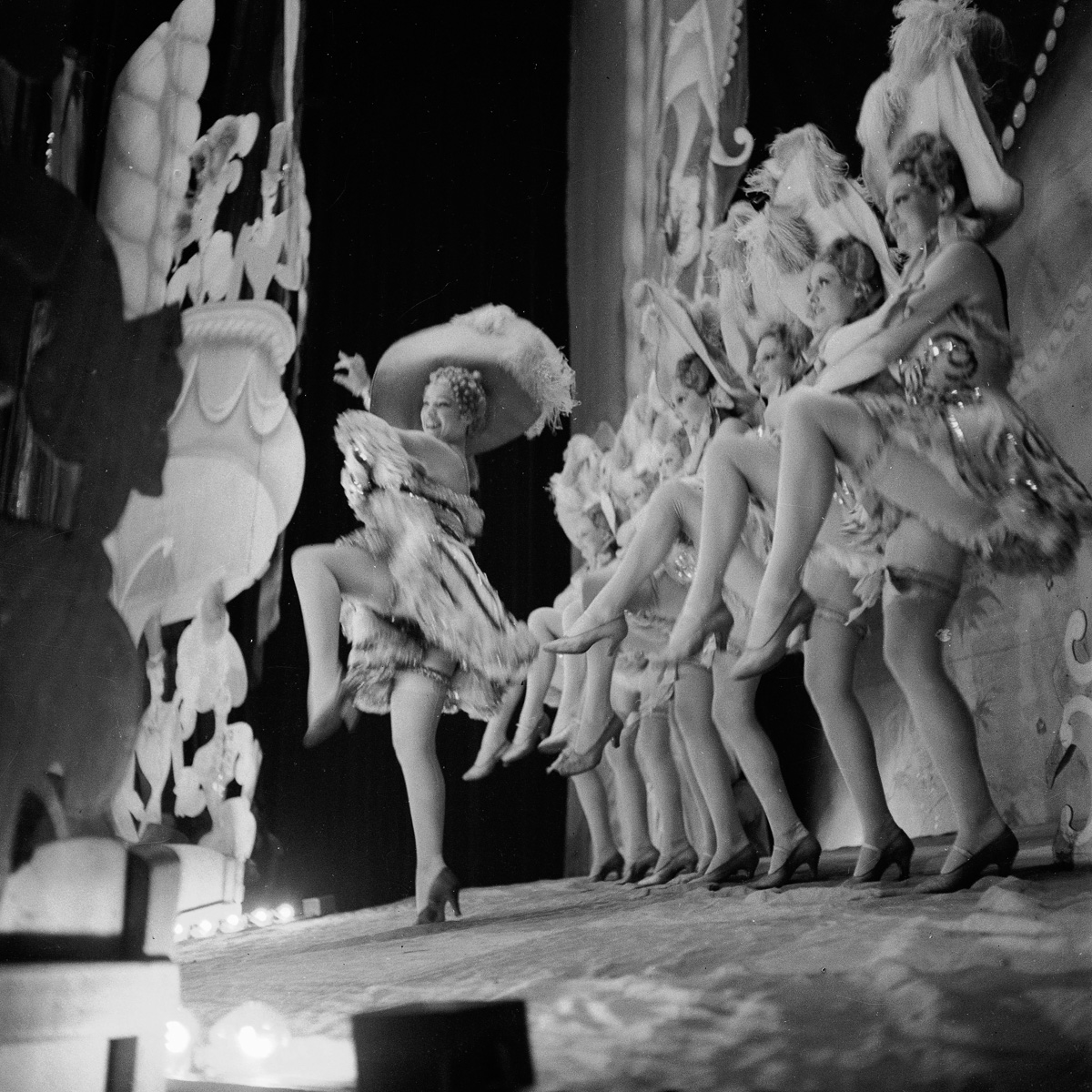 Variety show of the Folies-Bergere. Paris, about 1