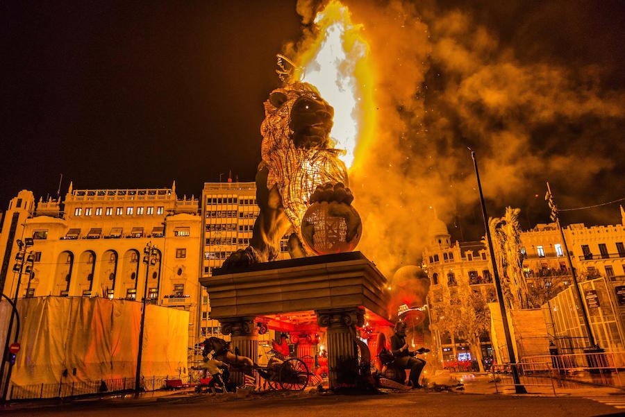 Valencia, Spain. 20th Mar, 2015. The municipal falla monument 'la Fuerza' by artist Manolo Garcia goes up in flames during the 'crema' at the end of the Fallas Festival © Matthias Oesterle/ZUMA Wire/ZUMAPRESS.com/Alamy Live News