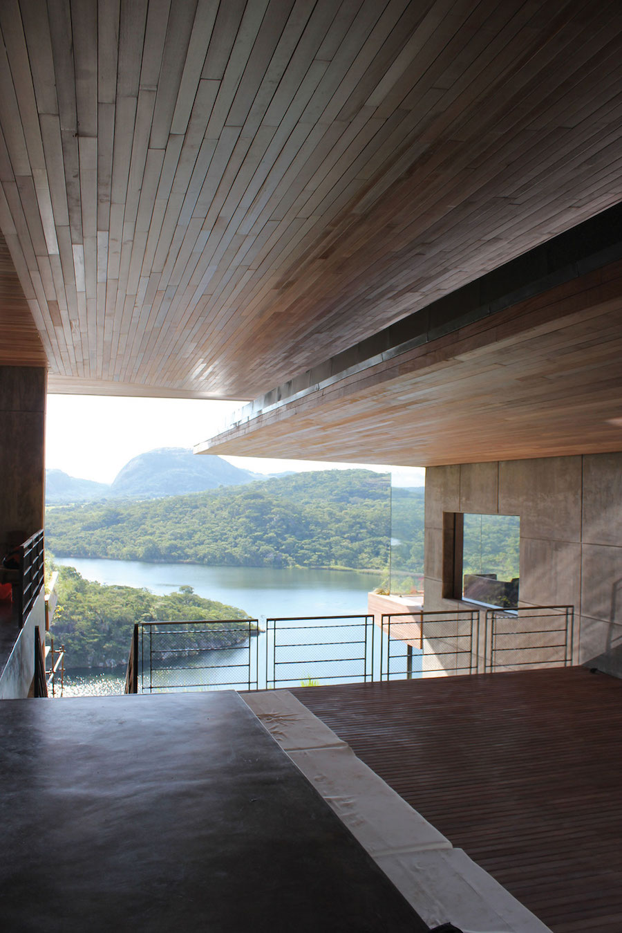 Fantastic Futuristic House Built on a Cliff3