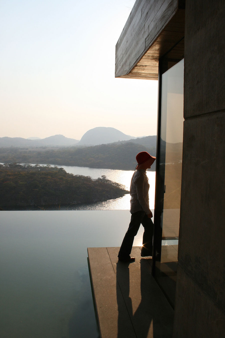 Fantastic Futuristic House Built on a Cliff7