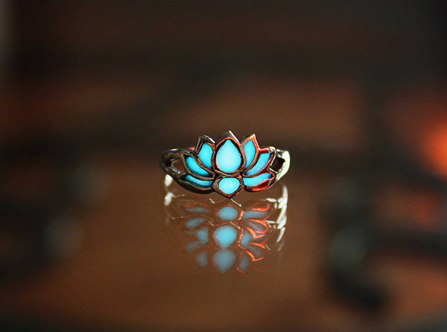 Ethereal Glow-in-the-Dark Jewelry – Fubiz Media