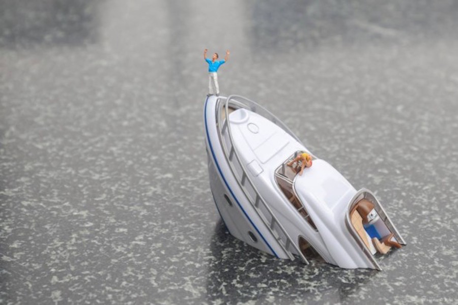 Miniature Figurines Staged in Dubai6 – Fubiz Media