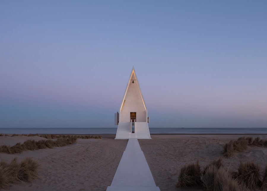 White Seashore Chapel in China11