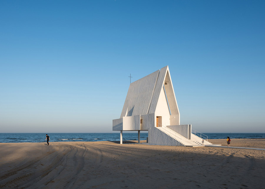 White Seashore Chapel in China2