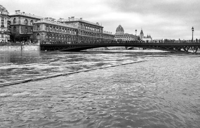Black & White Pictures of Paris Underwater