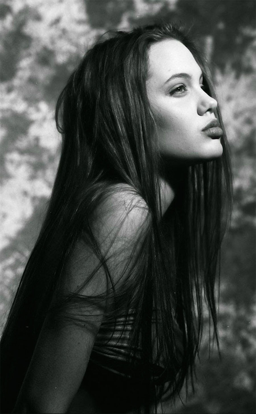 youngangelinajolie-28