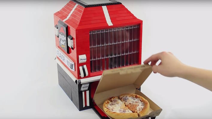 Inventive LEGO Pizza Machine