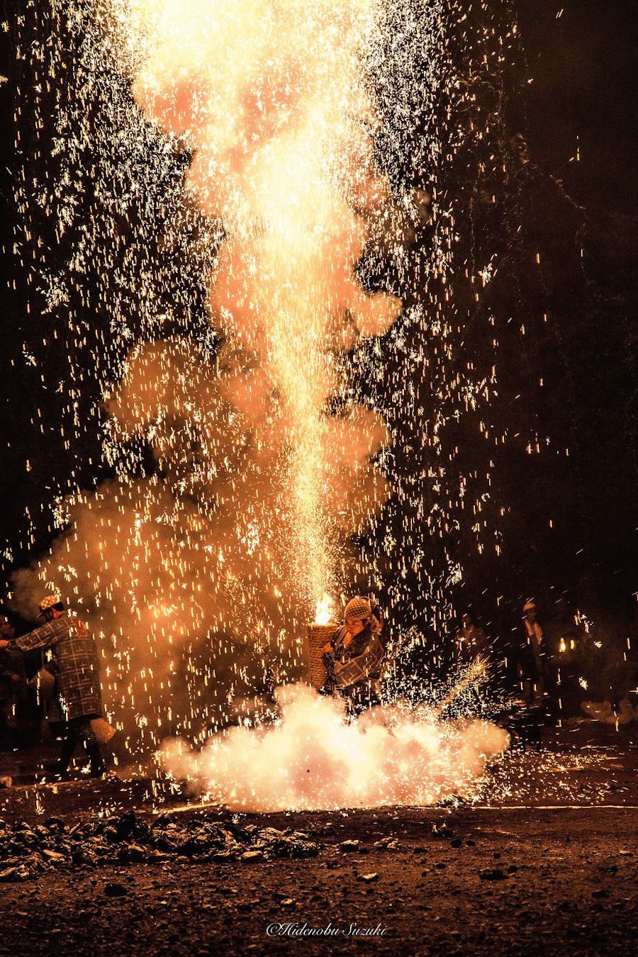 Superb Pictures of Traditional Fireworks in Japan11