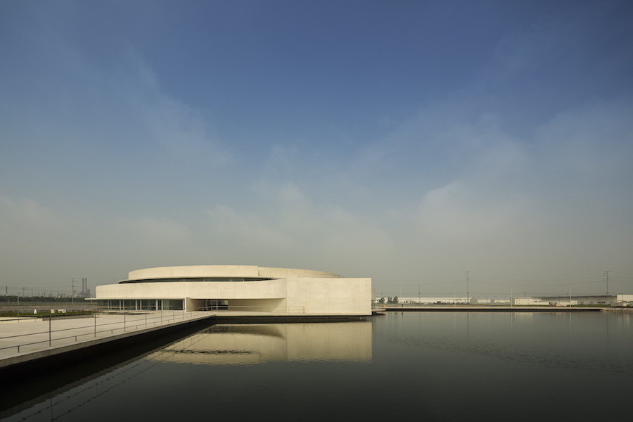 U-Shaped Office Built on Water in China10