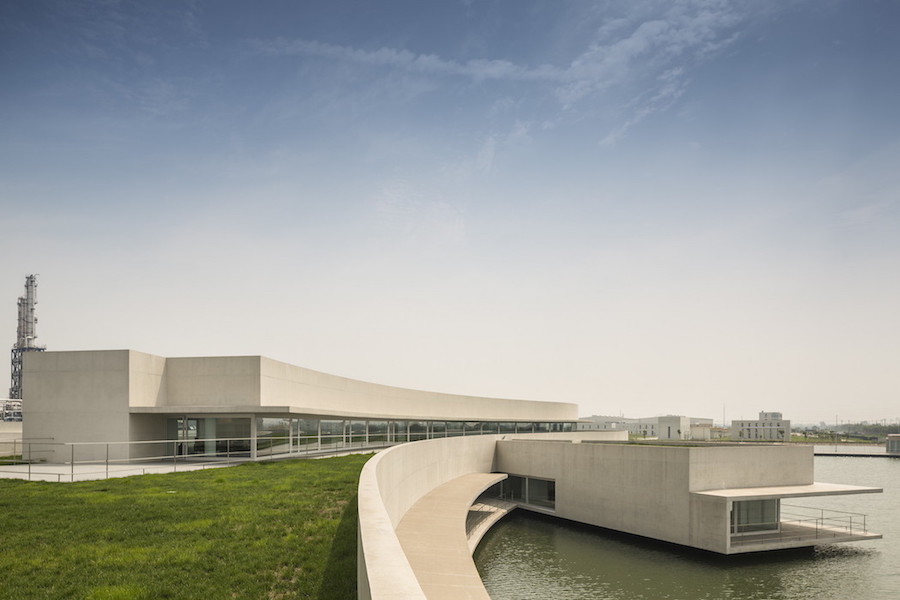 U-Shaped Office Built on Water in China11