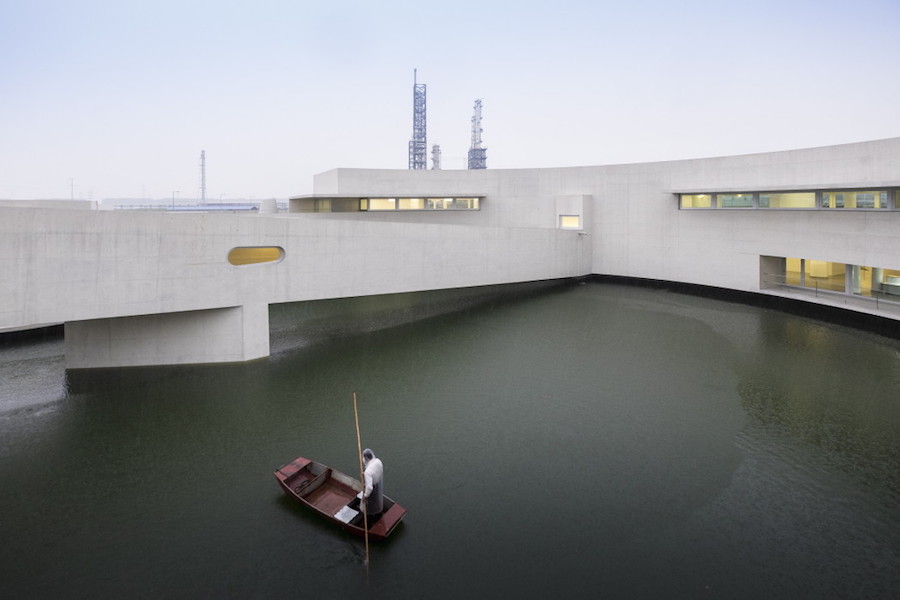 U-Shaped Office Built on Water in China12