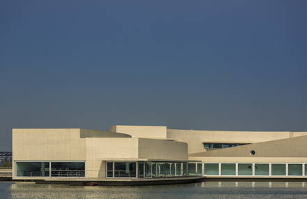 U-Shaped Office Built on Water in China